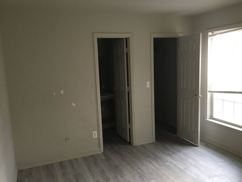 Building Photo - Room in Condo on Beck St