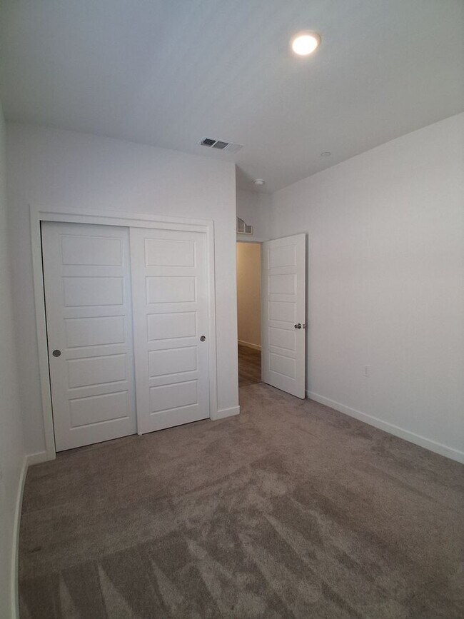 Building Photo - Beautifully Built Home! 3 bed, 2 bath