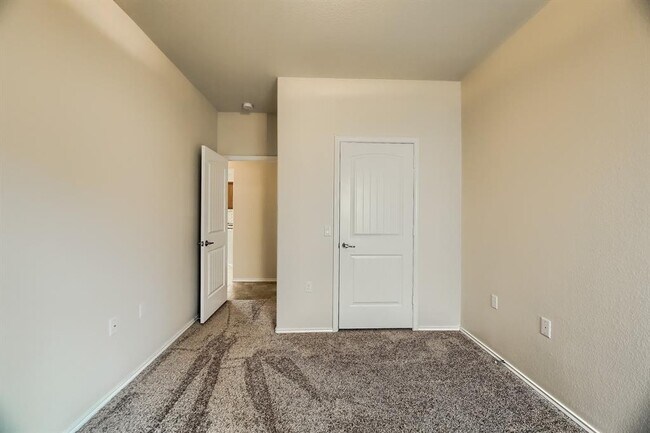 Building Photo - 10001 Pinnacle Crest Loop