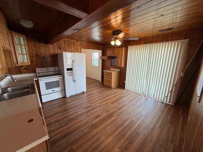 Building Photo - 1046 S Lake Dr