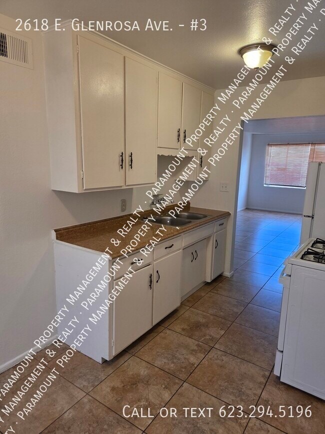 Building Photo - 2618 E Glenrosa Ave
