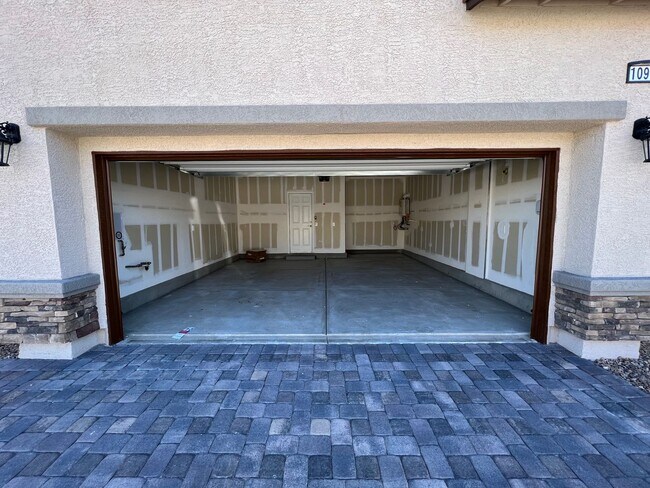 Building Photo - NEWER BUILD 4/2.5/2 CAR IN THE NORTHWEST
