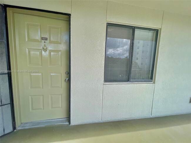 Building Photo - 2209 S Cypress Bend Dr
