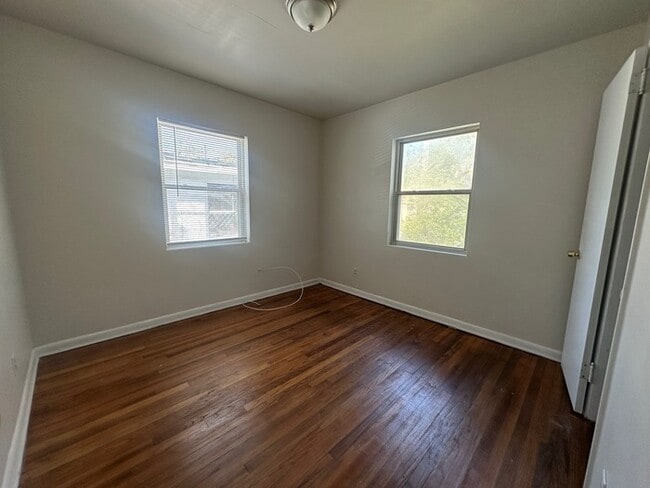 Building Photo - Cozy 3 Bedroom Home in Mid-Westside Jacksonville - Available Now!