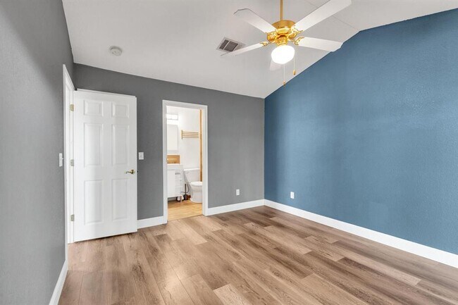 Building Photo - 112 Prairie Springs Loop