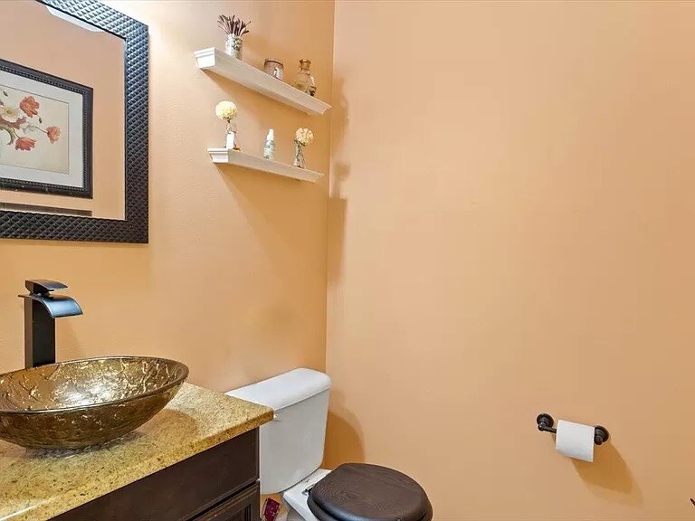 Building Photo - 120 Milpass Dr