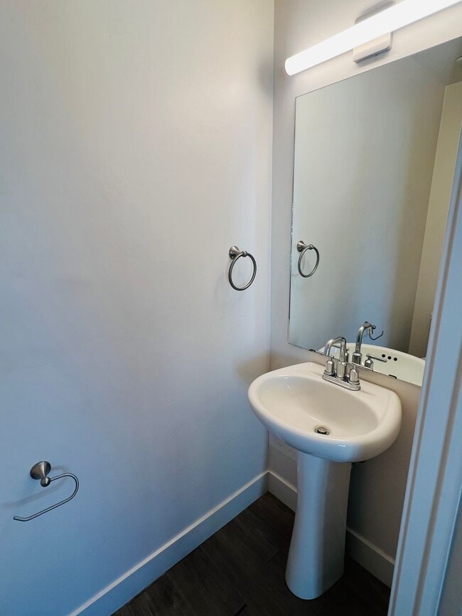 Building Photo - Beautiful new construction town home with ...