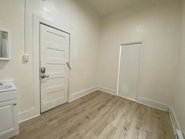 Building Photo - Private Room w/ Bath in Centrally Located,...