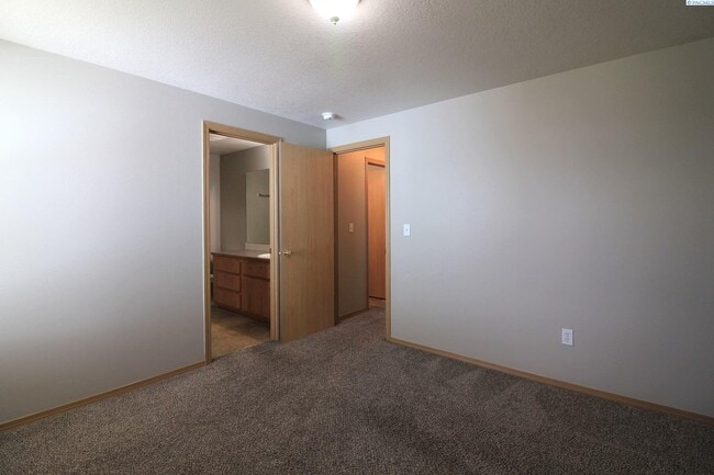 Building Photo - 3 Bed, 2.5 Bath House in West Pasco