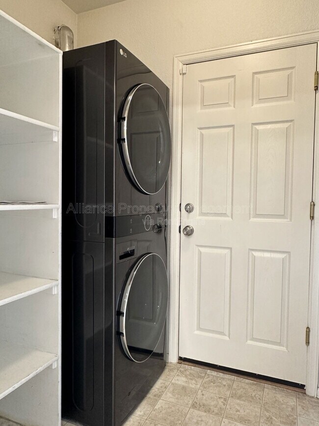 Building Photo - 6243 Riverdale Dr