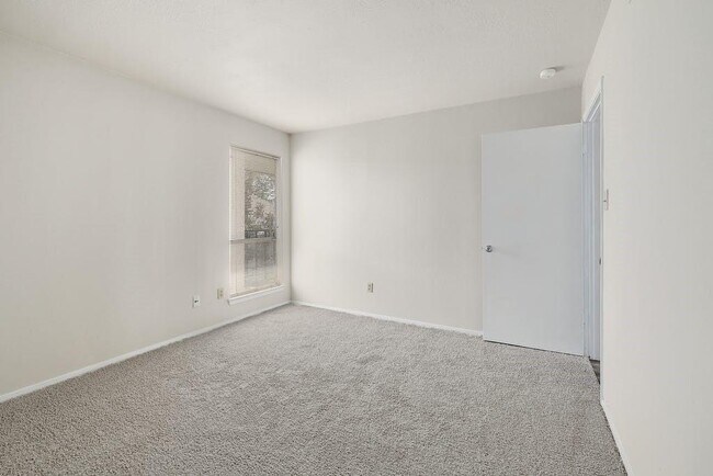 Building Photo - 6910 Hart Ln