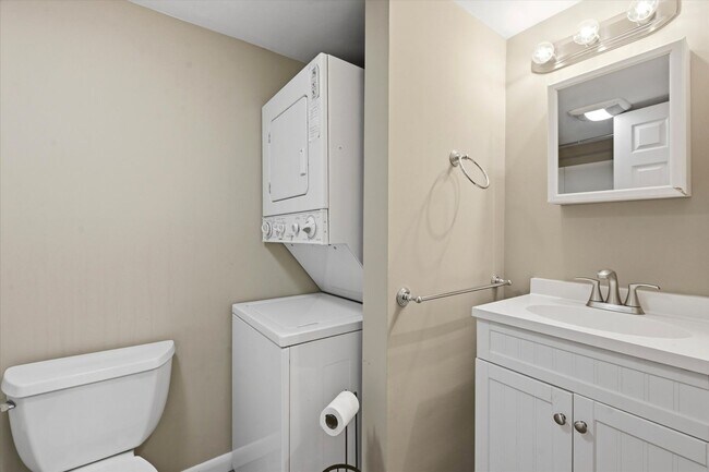 Building Photo - 2 Bedroom 1 Bathroom first floor Goshen Valley flat!