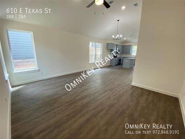 Building Photo - 610 E Texas St