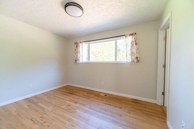 Building Photo - Rare 6 Bedroom Country Ranch Home – Dream Come True!