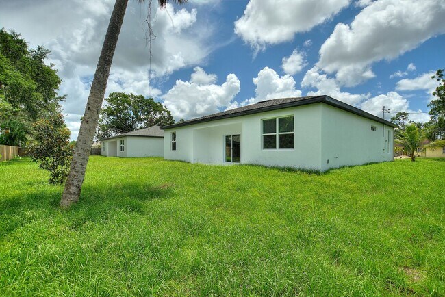 Building Photo - ONE MONTH FREE RENT! Modern, energy effici...