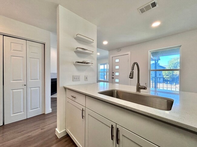Building Photo - Updated North Austin Condo w/ Modern Finishes & Amenities 2BR/2BA