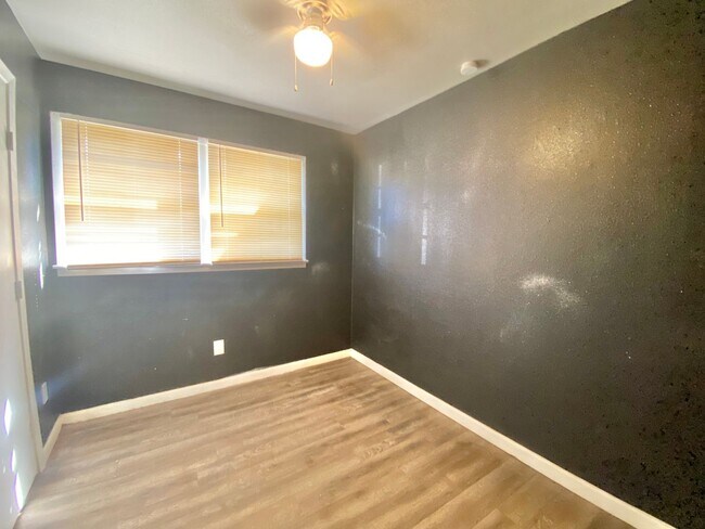 Building Photo - 3 bed 1 bath now available