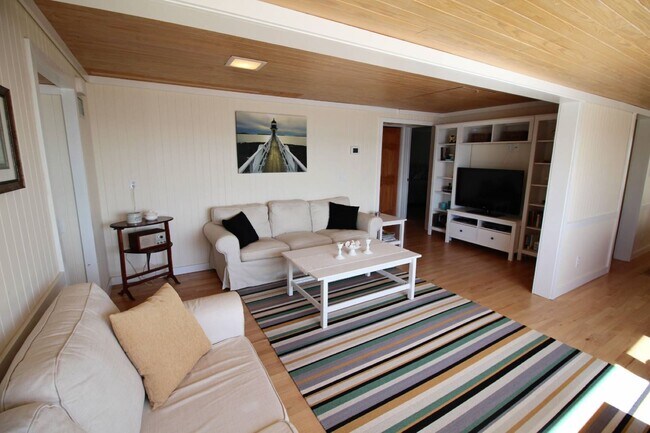 Building Photo - 314 E Montauk Hwy