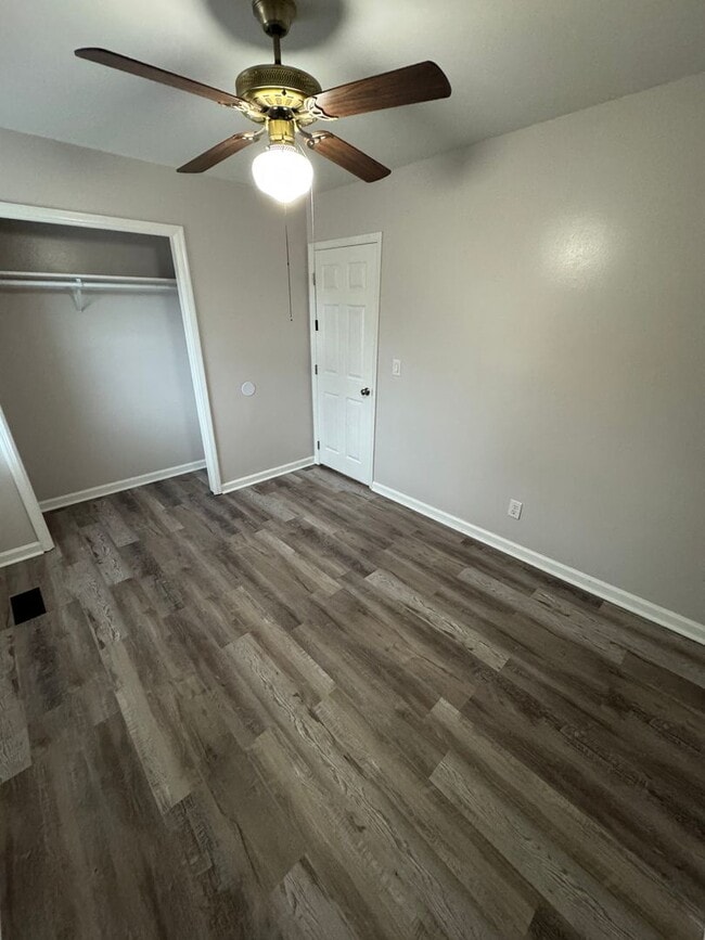 Building Photo - 3 bed & 2 bath in Saks! 1/2 off first months rent!
