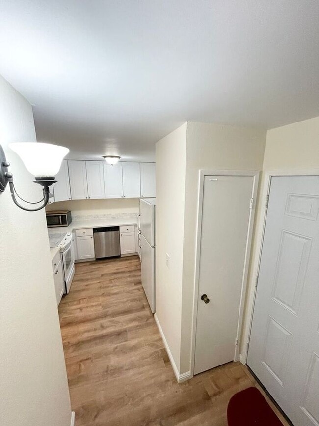 Building Photo - Sweet Remodeled 2 bedroom 1.5 Bath Stand-A...