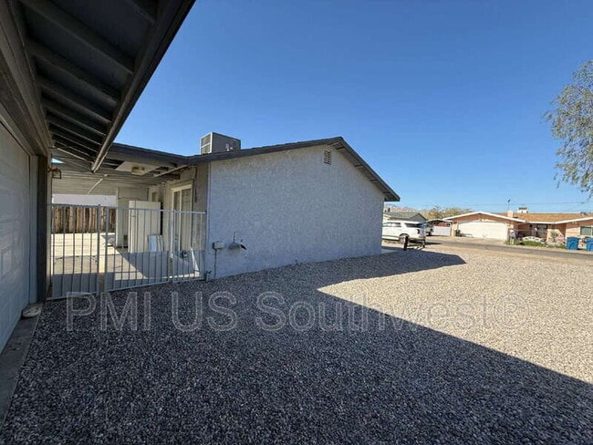 Building Photo - 664 Honeysuckle Rd