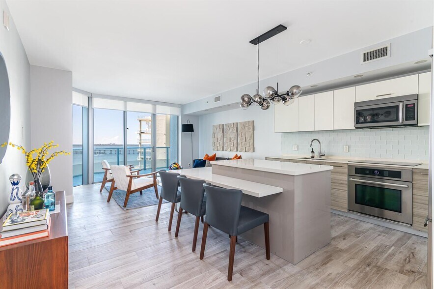 Primary Photo - 1300 Brickell Bay Dr