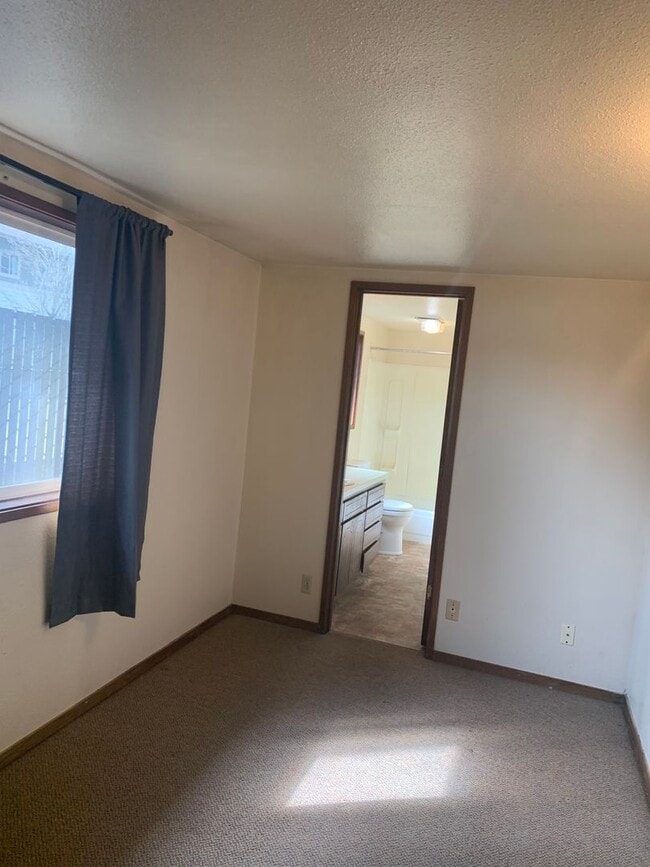 Building Photo - Available Now!  One level 2 Bedroom and 2 Bath Home