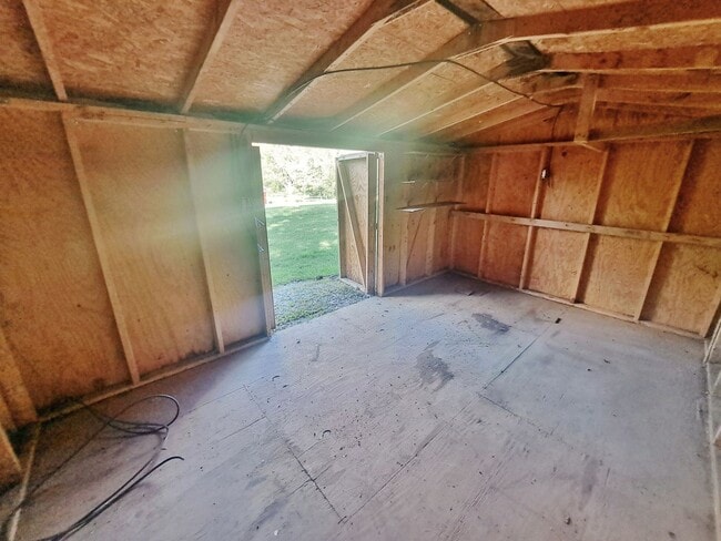 Building Photo - 3 Bed / 1-1/2 Bath Single Family Home