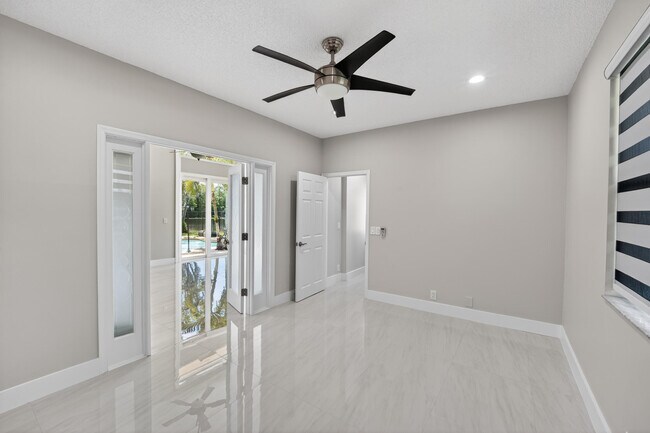 Building Photo - 3043 Lakewood Dr