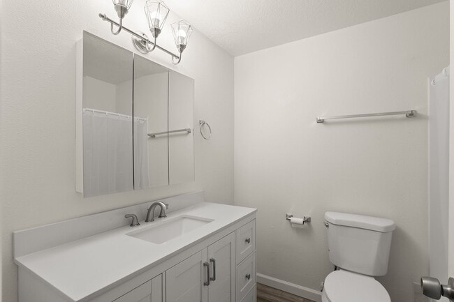 Building Photo - RECENTLY UPDATED 2 BEDROOM 1.5 BATH TOWNHOME IN TIGARD!