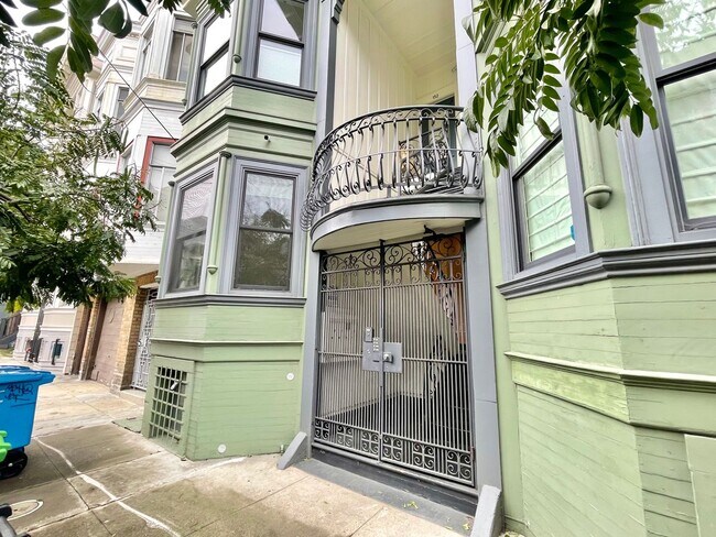 Building Photo - Mission Dolores Park Modern 2BR/1BA Deligh...