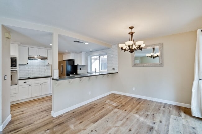 Building Photo - Welcome Home!!! - Modern and Spacious Gem! Townhouse with 2 Primary Bedrooms, Nice balcony, In re...