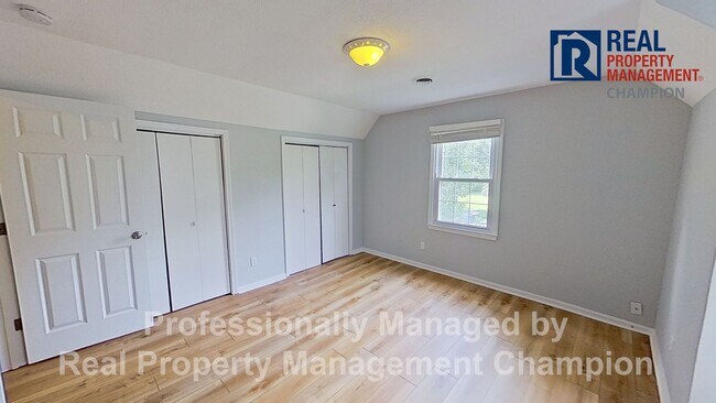Building Photo - Charming Home Backing up to Arrowhead Park...