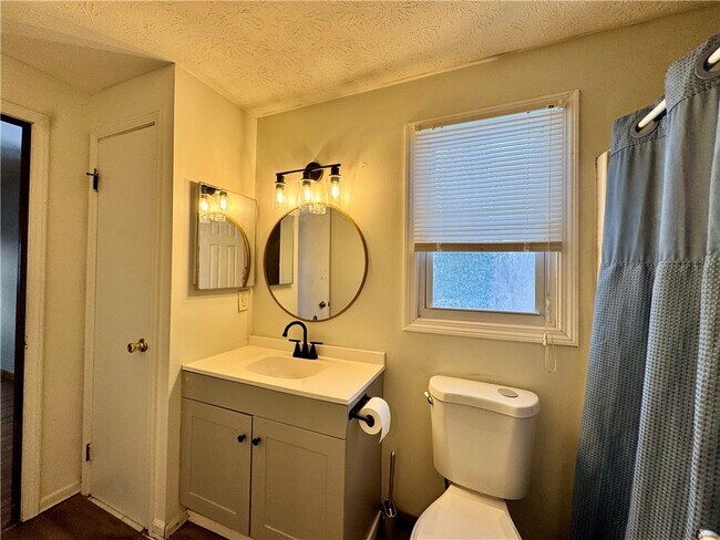 Building Photo - 496 Pebbleview Dr