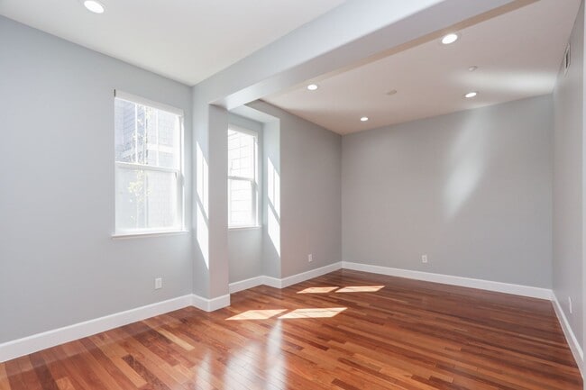 Building Photo - 3 Bed / 2.5 Bath beautiful end unit townhome with tons of upgrades. YouTube Tour!!