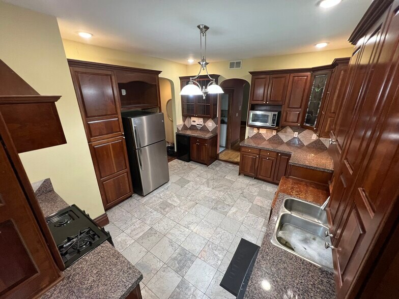 Kitchen - 3457 Arsenal St