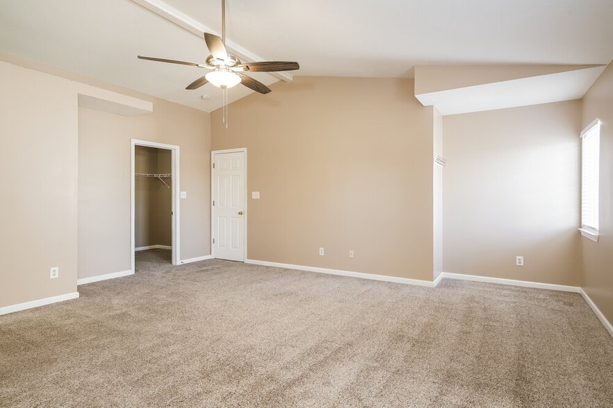 Building Photo - 748 Tulip Ln