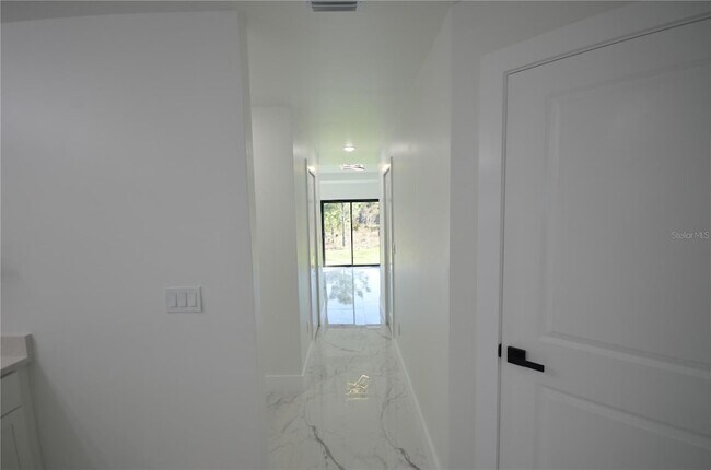 Building Photo - 1242 Hathor St E