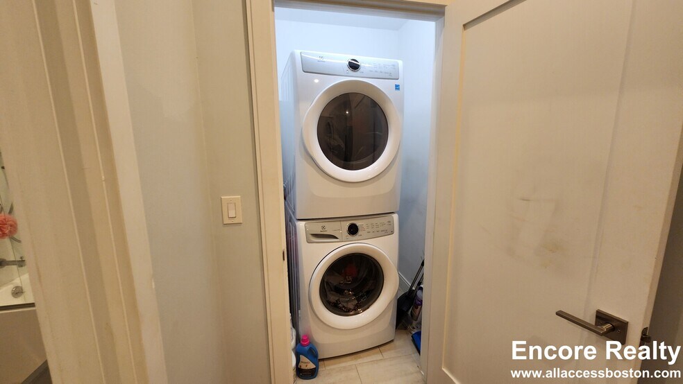 Building Photo - 32 Cummins Hwy