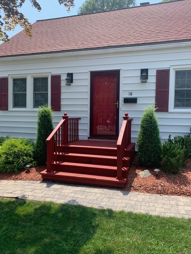 Primary Photo - 18 Woodmont Rd
