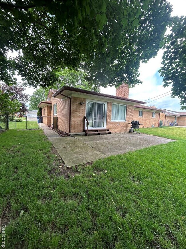 Building Photo - 129 Pleasant Lake Dr