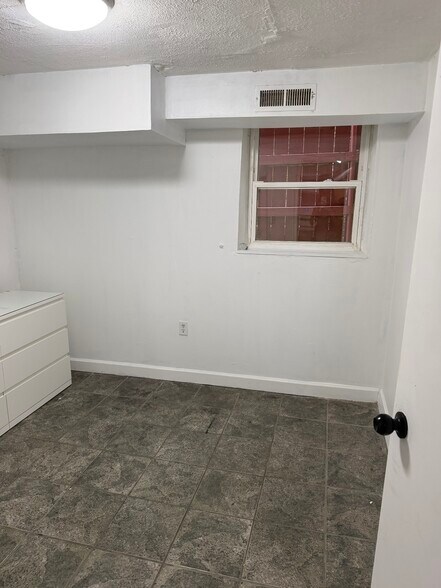 Building Photo - 5011 N Lawndale Ave