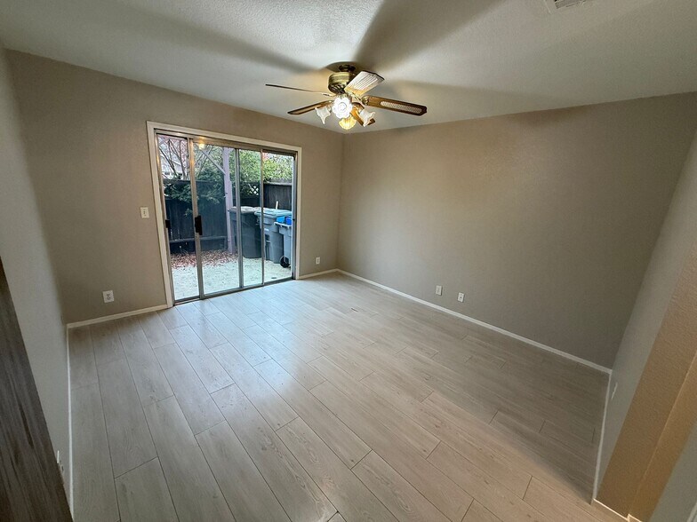 Building Photo - 615 Oriole Ave