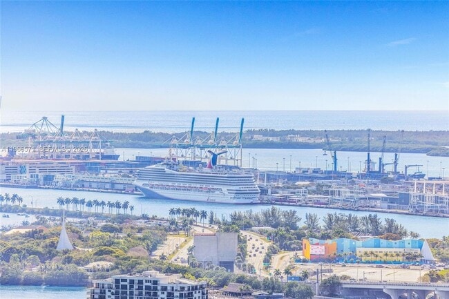 Building Photo - 700 NE 24th St