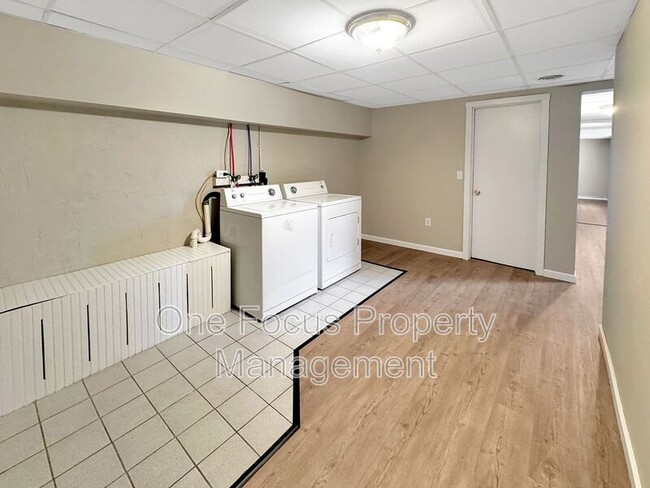 Building Photo - 220 Peach St