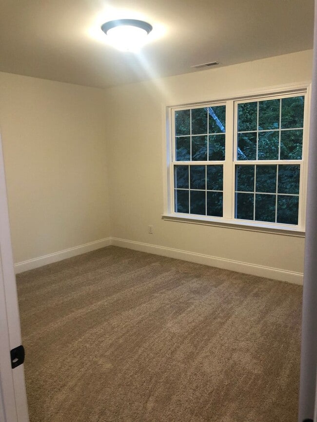 Building Photo - 3 Bedrooms + 2.5 Bath Renatal in East Brainerd