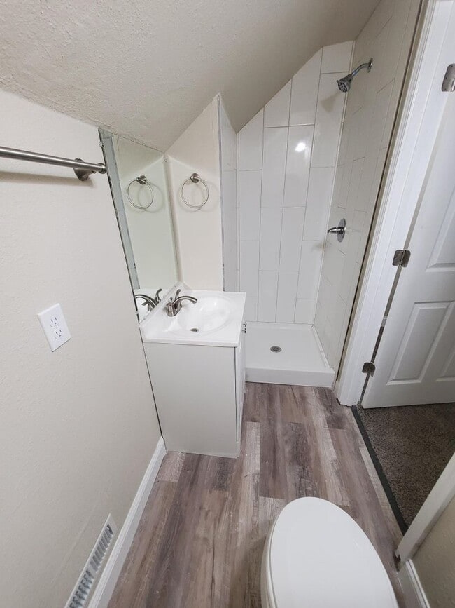 Building Photo - Updated 2 bedroom 2 bathroom with 2 Stall ...