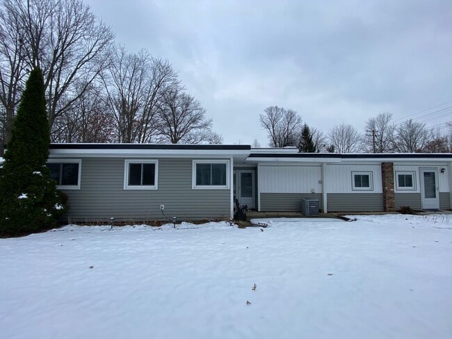 Building Photo - Beautiful 4-Bed, 2 Bathroom North Olmsted OH