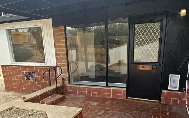 Building Photo - 2120 N Edison Terrace