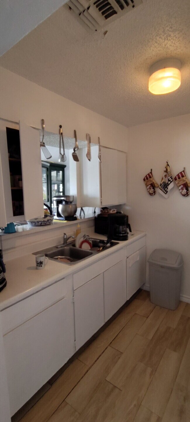Building Photo - Cozy 1 Bed, 1 Bath Duplex A Block From Woodlawn Lake